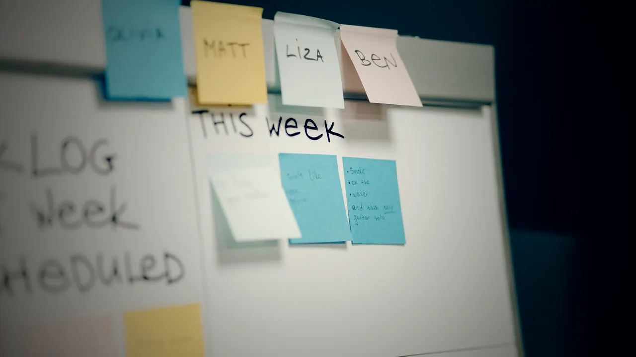 Whiteboard mit benannten Notizzetteln und Wochenplan als Sinnbild für ICP- und Buyer-Persona-Definition im B2B