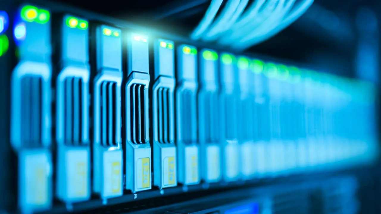 Serverraum mit Netzwerktechnik, Sinnbild für E-Mail-Zustellbarkeit und DNS-Authentifizierung