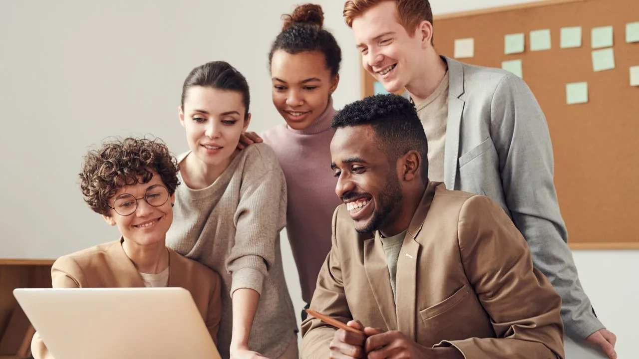 Vertriebsteam arbeitet mit LinkedIn Sales Navigator zur Lead-Recherche im B2B